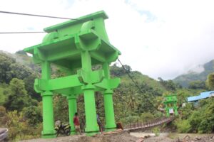 TMMD ke-122 Cat Ulang Jembatan Desa Bambasiang, Warga Sampaikan Apresiasi