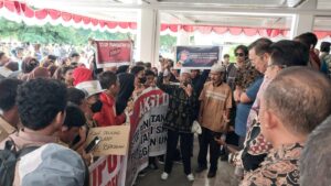 Pendemo Serukan Copot Loddy Surentu sebagai Kepala SMK Negeri 2 Palu