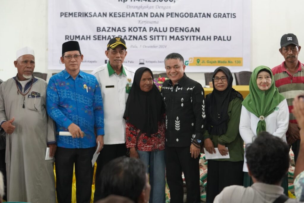 Wali Kota Palu Salurkan Bantuan Uang Tunai dan Paket Sembako