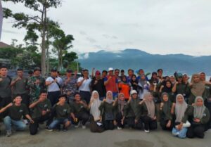 Patut Dicontoh, Mahasiswa FKM Inisiasi Aksi Pungut Sampah di Pantai Kamnel