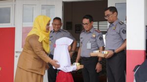 Kantor Imigrasi Palu Bagikan Paket Makanan Bergizi Gratis Sambut HBI