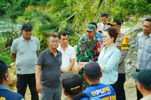 Kunker Ke Poso, Gubernur Sulteng Tinjau Longsor Jalan Provinsi di Desa Watuawu