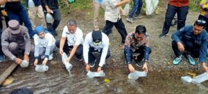 Pj Gubernur – Sekda Pasangkayu Tebar Bibit Ikan Nila di Sungai Martajaya