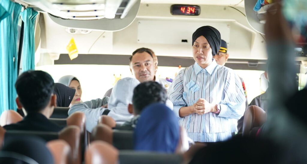 Imelda Sambut Penumpang Mudik Gratis dari Makassar di Terminal Tipo