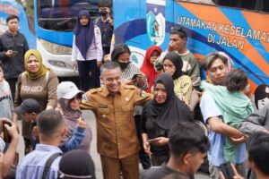 Hadianto – Imelda Sambut Peserta Mudik Gratis di Halaman Kantor Wali Kota Palu