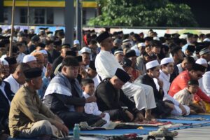 Wali Kota Palu dan Ribuan Masyarakat Padati Salat Idulfitri di Lapangan Vatulemo