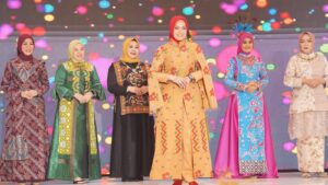 Ketua PKK Diah Puspita Promosikan Kekayaan Tekstil Tradisional Palu di Surabaya