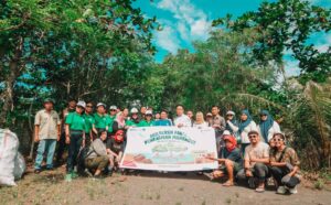 Pertamina Patra Niaga IT Bitung Aksi Bersih Pantai dan Penanaman Mangrove