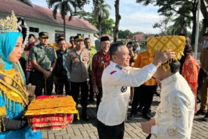 Siga Khas Kaili dari Hadianto Sambut Wali Kota Iwanuma Jepang di Palu