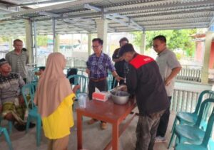 Dosen Untad Latih Pengrajin Minyak Kelapa Kampung Buat Briket Arang