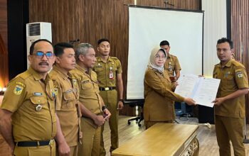 Targetkan PAD Maksimal, Pemkot Palu Serahkan SPPT PBB-P2 ke Lurah – Camat