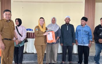 Wakil Wali Kota Palu Serahkan APD untuk Tenaga Padat Karya di Talise