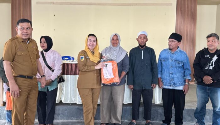 Wakil Wali Kota Palu Serahkan APD untuk Tenaga Padat Karya di Talise