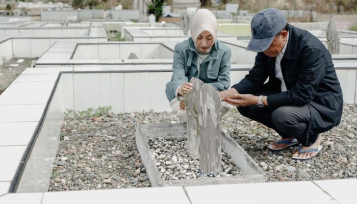 Pulang Kampung, Gubernur Anwar Hafid Ziarah ke Makam Orang Tua