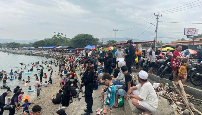 Kampung Nelayan Padat Pengunjung, Brimob Turun Antisipasi Kriminalitas