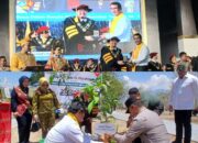 Mentan RI Hadiri Wisuda Untad di Palu: Bagi-bagi Bantuan hingga Tanam Pohon