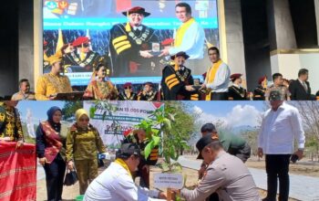 Mentan RI Hadiri Wisuda Untad di Palu: Bagi-bagi Bantuan hingga Tanam Pohon